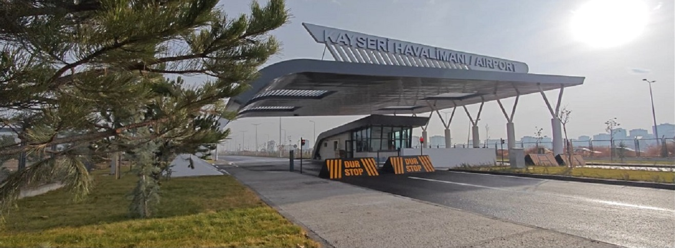 Kayseri Havalimanı giriş kapısı ve güvenlik kulübesi