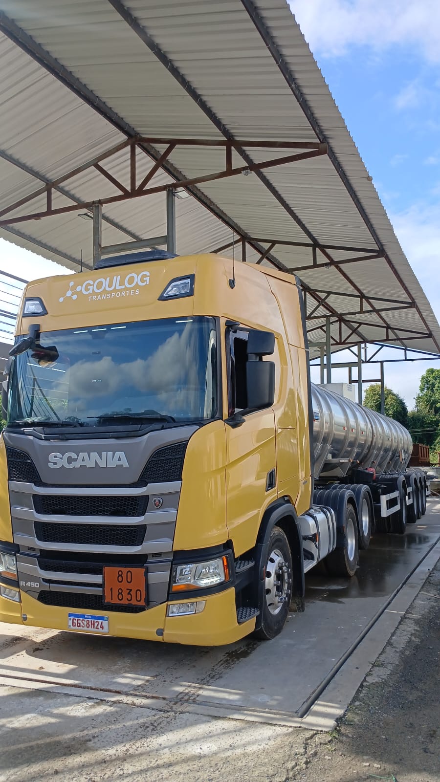 Scania R450 GOULOG amarela com carreta tanque inox - vista lateral