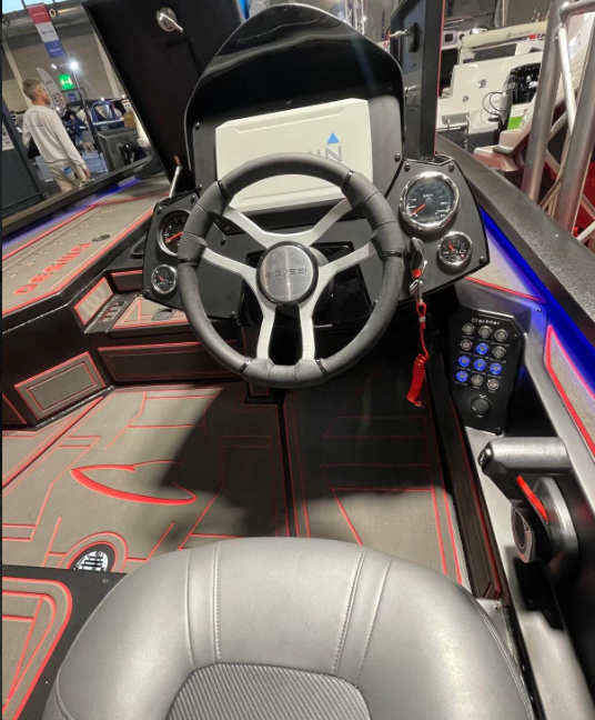 Cockpit mit Steuerrad, Garmin-Display und Instrumenten