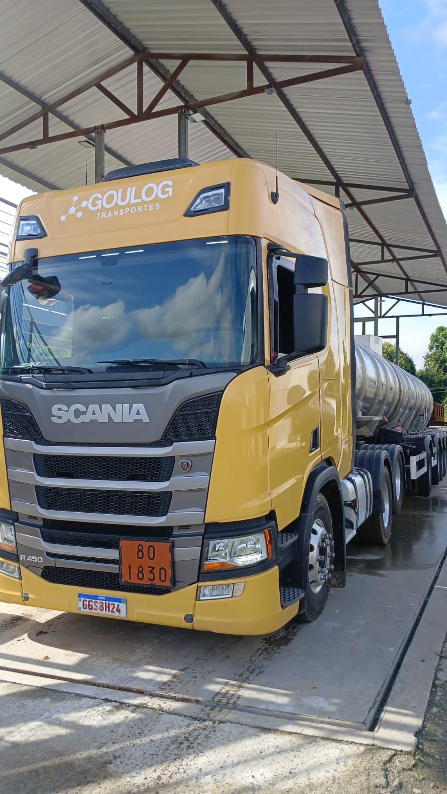 Scania R450 GOULOG amarela com tanque inox - frota própria GOULOG Transportes