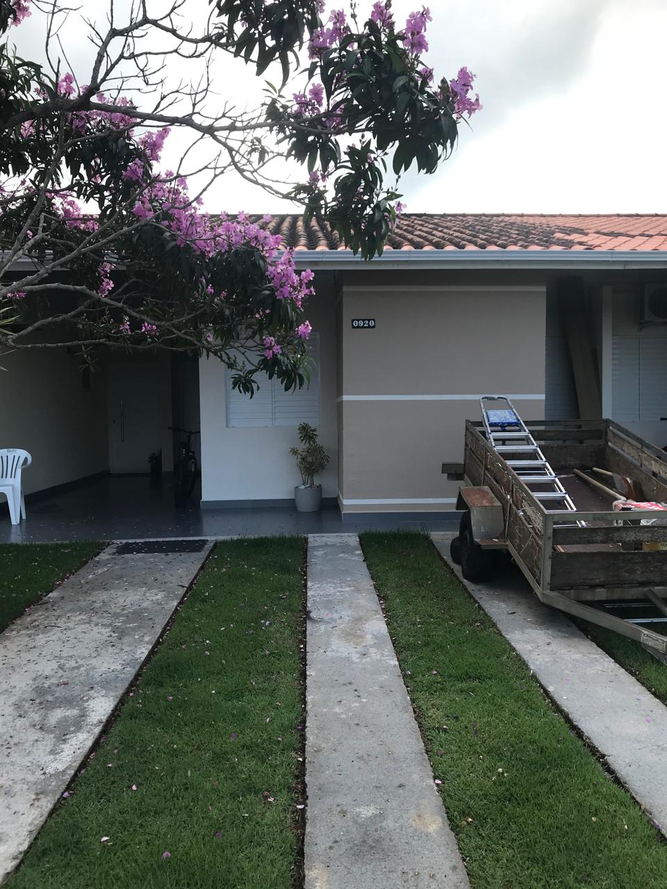 Fachada de residência térrea reformada com jardim em Curitiba