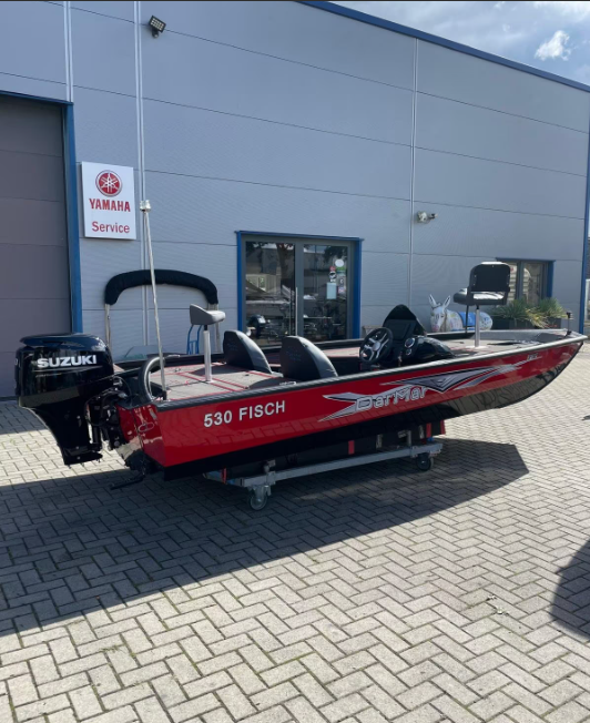 DarMar 530 Fisch – Vollansicht auf Trailer mit Suzuki-Motor